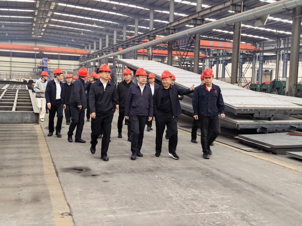 Leaders tour manufacturing workshop